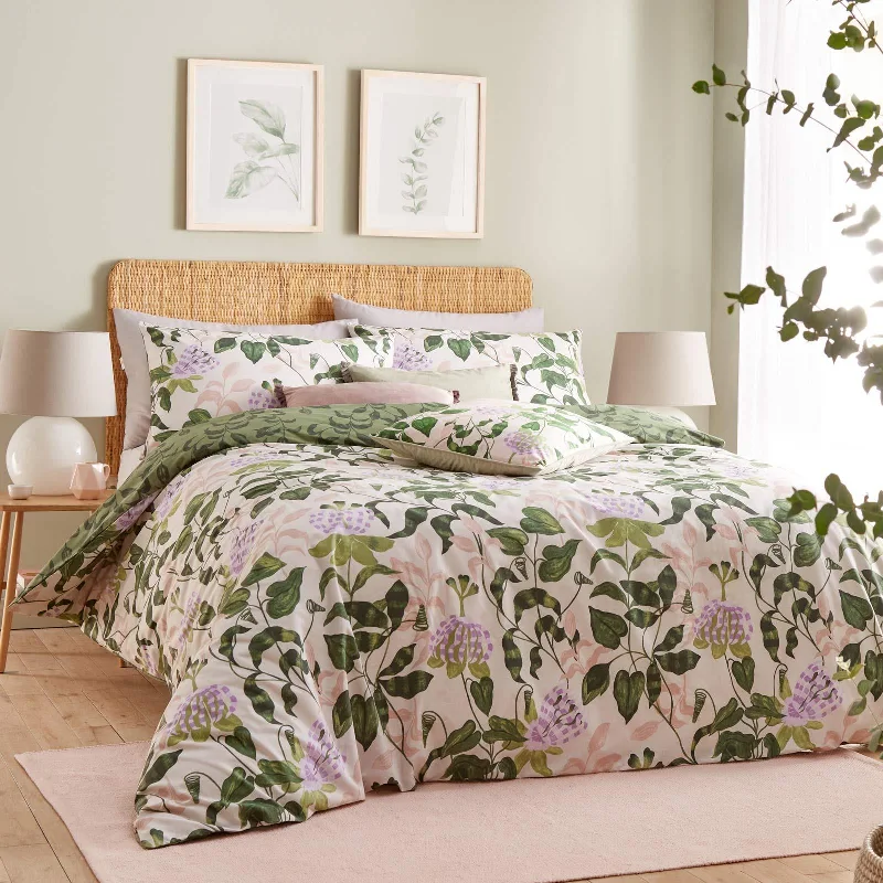 Abstract - designed duvet covers to add an artistic flair to the bedroomPassiflora Botanical Peach Duvet Cover Set